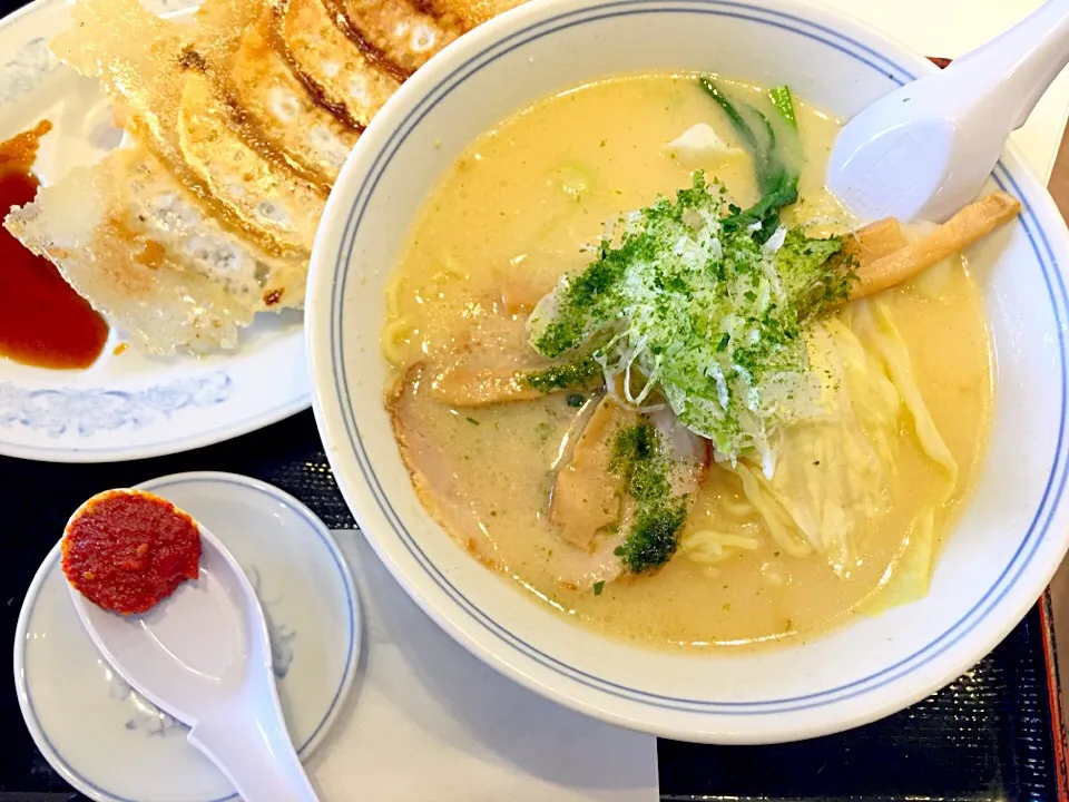 Snapdishの料理写真:仙台辛み噌ラーメン&餃子|hirohさん