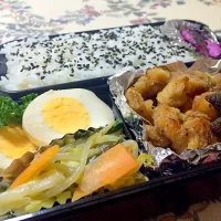 Snapdishの料理写真:旦那様のお弁当
〈鳥唐揚げ・野菜炒め・煮卵〉|mayumiさん