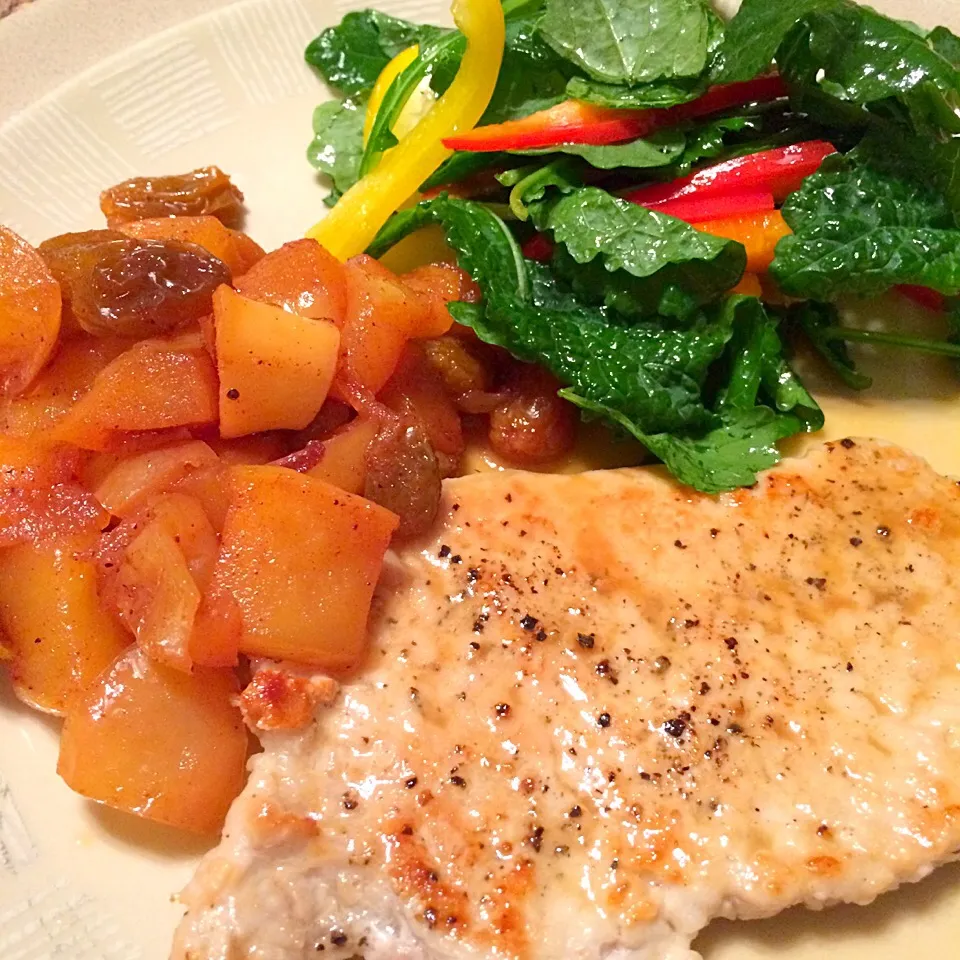 Dinner / Pork chop with apple sauce and baby kale salad.
晩ご飯 / ポークチョップとアップルソース、ベイビーケールサラダ|Nanaさん