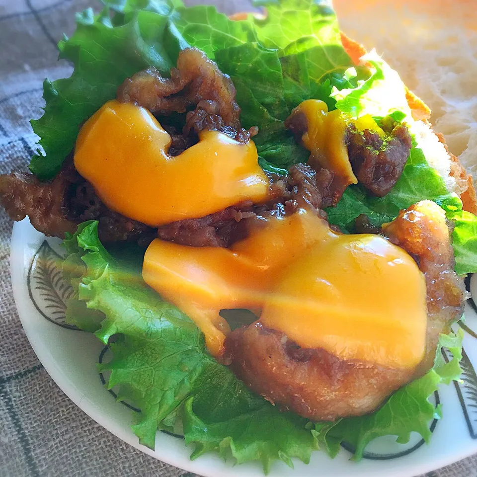 朝サンド 〜チェダー&揚げ焼きレンコンと牛肉のピリ甘辛炒め〜|アッツさん