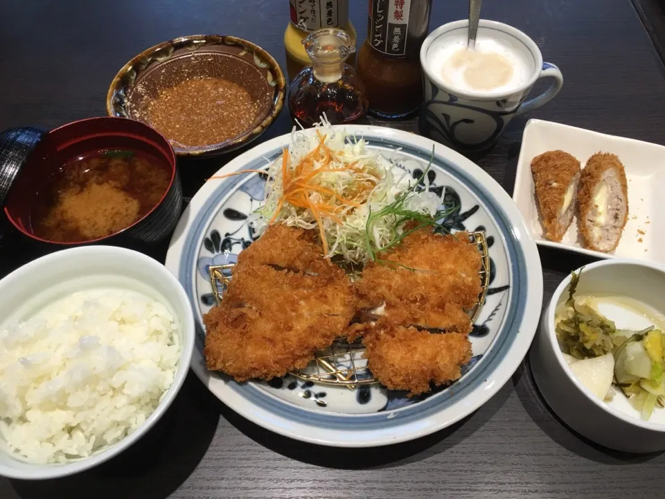 〔平日ランチメニュー〕浜勝ランチ おかわりカツセット(カツ:ロースカツ、チキンカツ、ご飯:白飯、味噌汁:赤味噌、キャベツ:千切り、お漬物:盛り合わせ、おかわりカツ:オランダカツ)＋ドリンクバー|マロさん