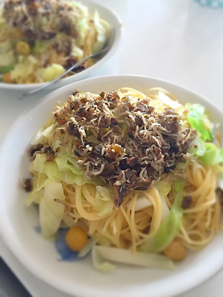 Snapdishの料理写真:あり合わせ野菜のパスタ🍴
ジャコのカリカリとキュウリの佃煮乗っけ✨|りこでりこさん