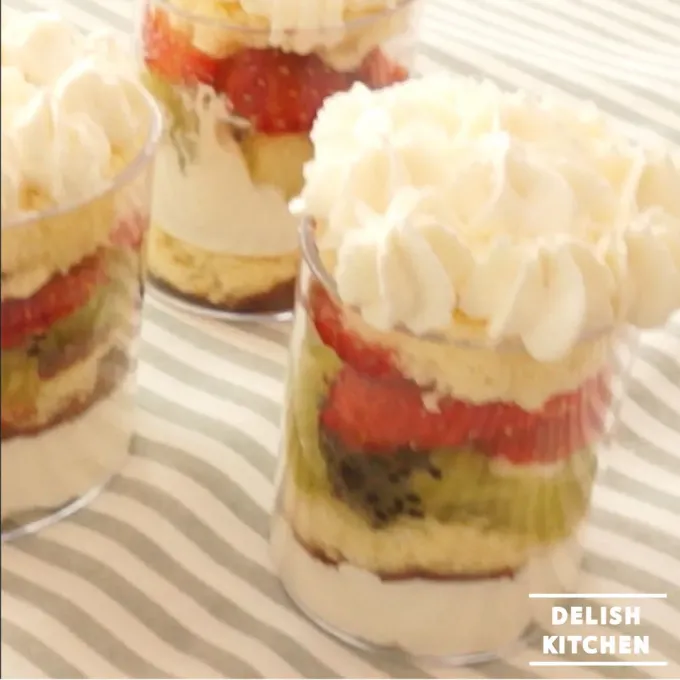 【動画】クリスマスカラーのトライフル #delishkitchentv|DELISH KITCHENさん