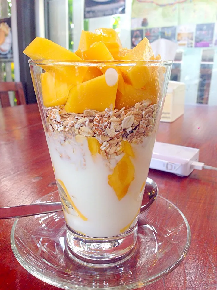 Muesli mango yogurt|Siripitaさん