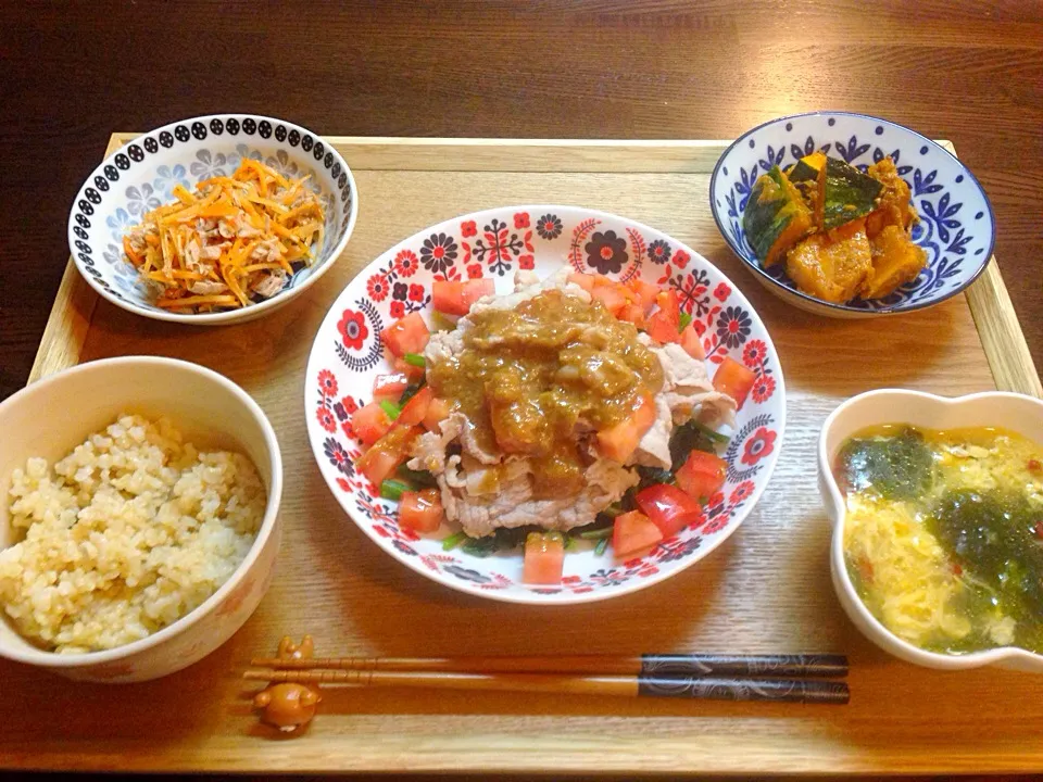 Snapdishの料理写真:豚しゃぶとほうれん草のホットサラダ、にんじんとツナのラペ、かぼちゃのおかか醤油バター、たまごとわかめのピリ辛スープ、発芽玄米|にゅきさん