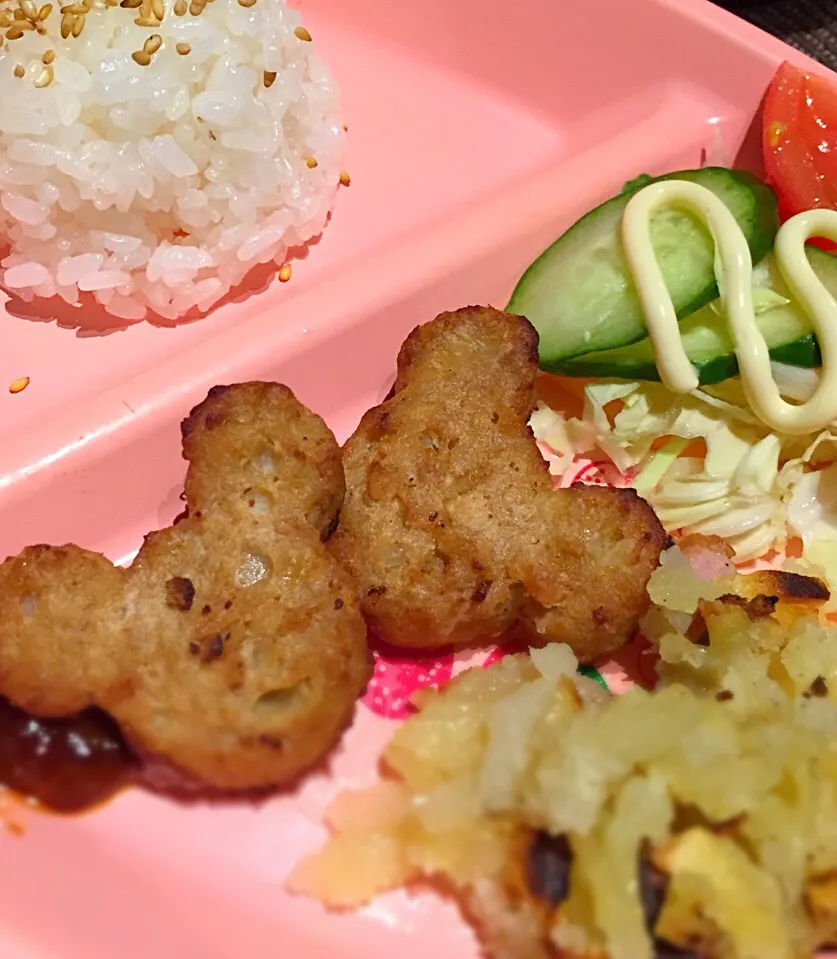 Snapdishの料理写真:お子さまプレート😋ミッキーバーグ|Kazuさん