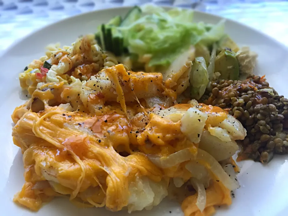 Baked potato and cheese, veg pasta, lentils and a salad|Sergio Lacuevaさん