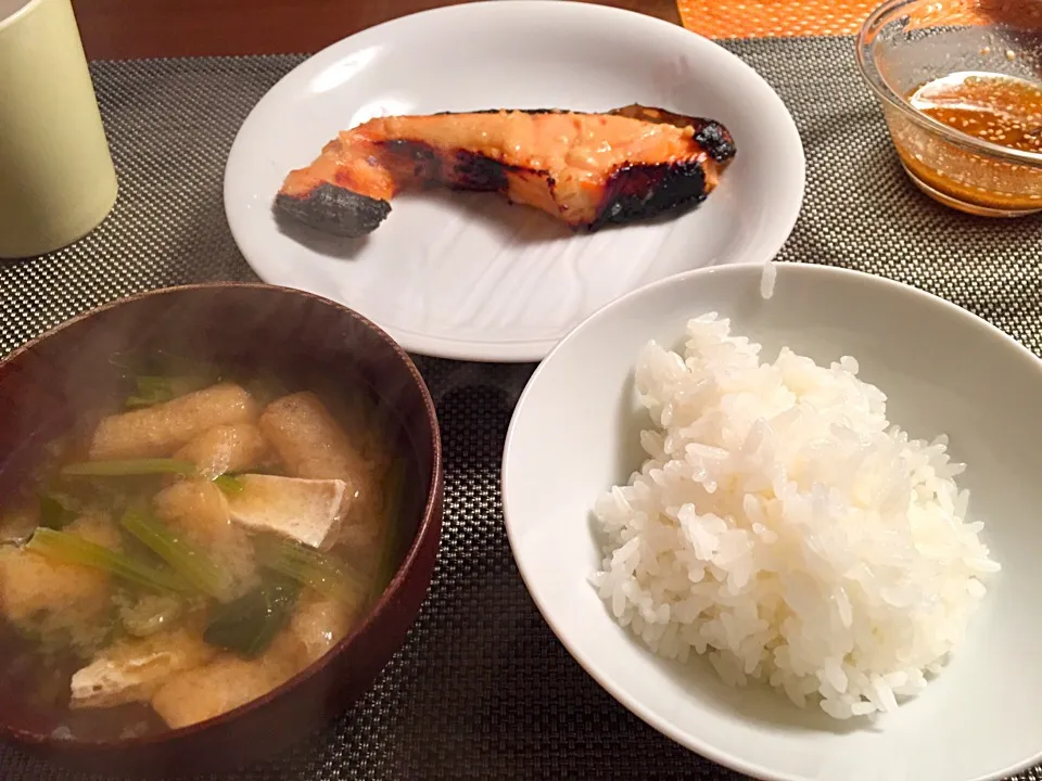 ちとコゲちゃった💦鮭の西京焼きと、ほうれん草みそ汁・ご飯😋|Tomomi Booさん