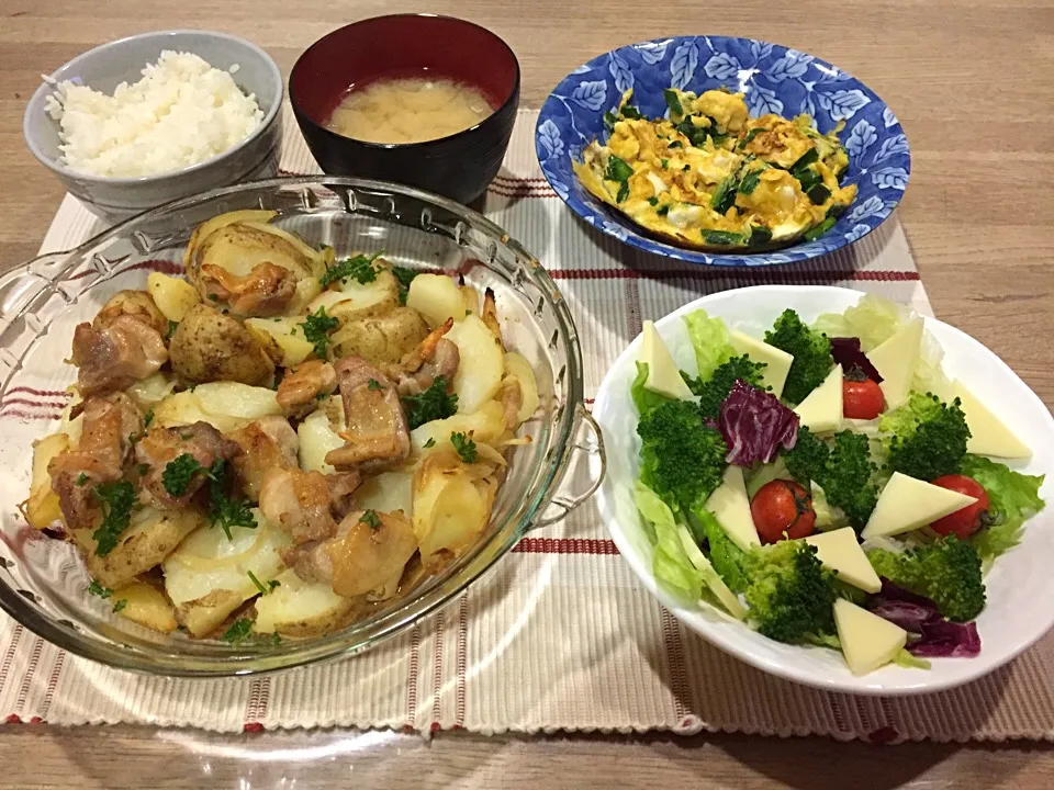 鶏もも肉とジャガイモのハーブオーブン焼き・ニラ卵・チーズとブロッコリーのサラダ・玉ねぎとワカメ味噌汁〜12/7日晩御飯|まーままさん