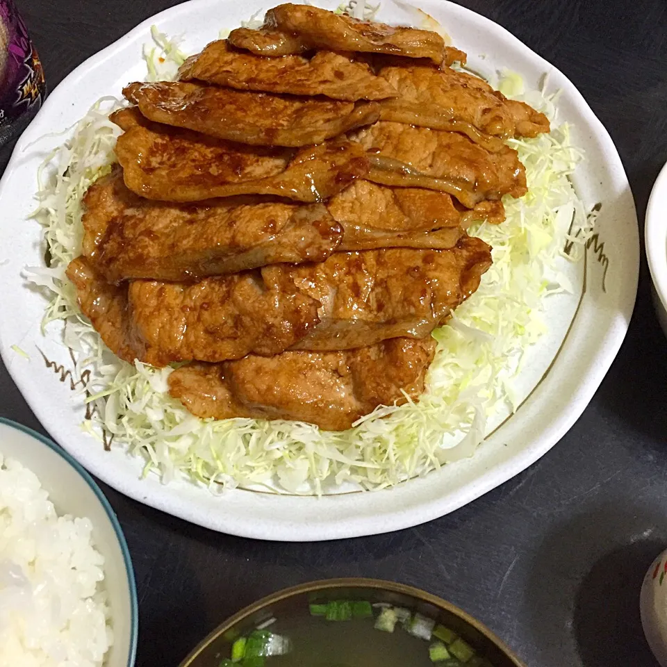 Snapdishの料理写真:今日の晩ご飯は、豚ロースの生姜焼き、味噌汁。|ゆえさん