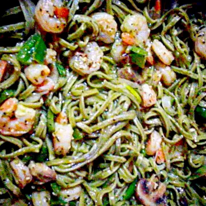 Shrimp in clam pesto sauce over fettuccine noodles.|Kareem Boogieさん