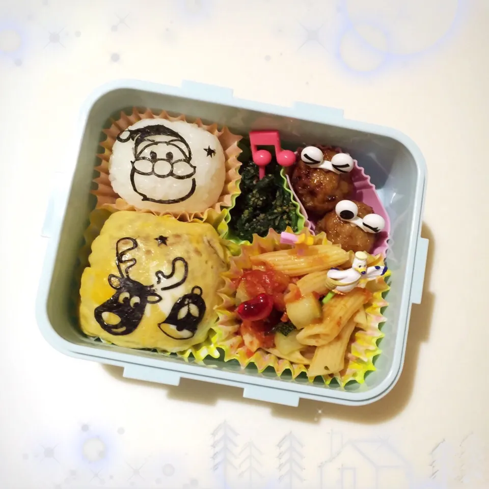 Snapdishの料理写真:クリスマス🎄サンタさんとトナカイさんにぎり弁当❤︎（チャーハンオムライス）|Makinsさん