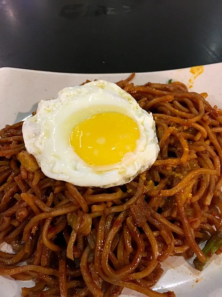 Fried noodle with sunny side up|ctevenさん