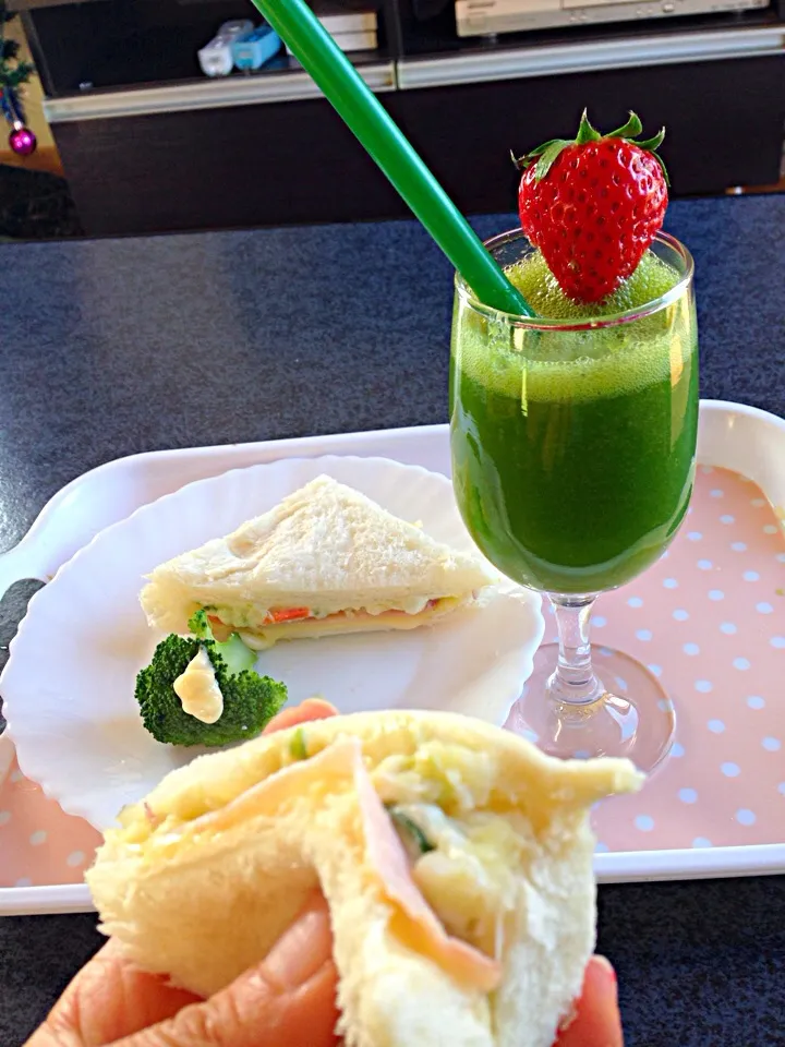 Potato salad sandwich  & green smoothie 💚|viviさん