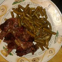 Snapdishの料理写真:Smoked garlic and onion beef tips with green beans and onions|Brielle Bentonさん