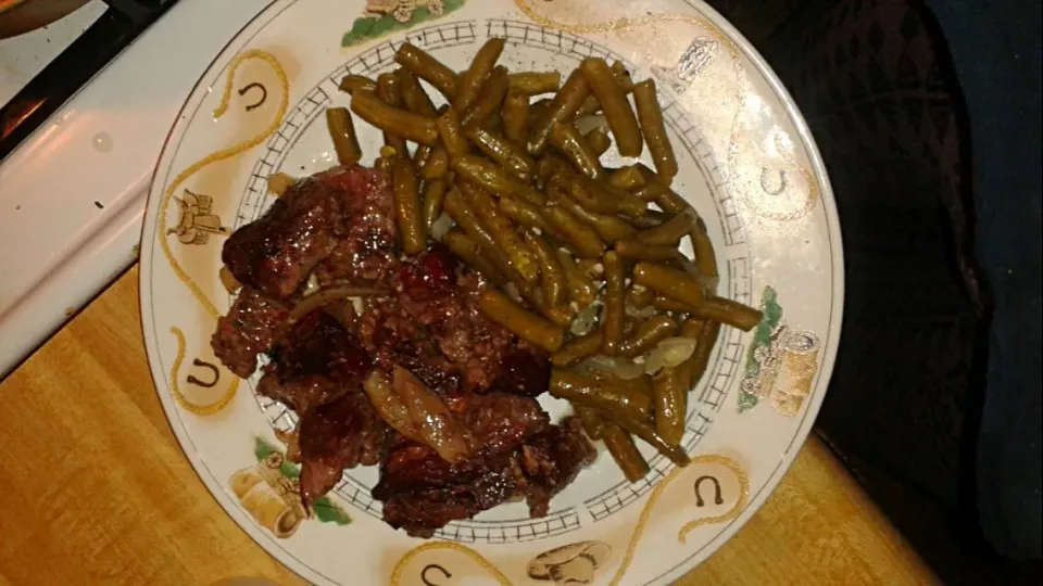 Snapdishの料理写真:Smoked garlic and onion beef tips with green beans and onions|Brielle Bentonさん