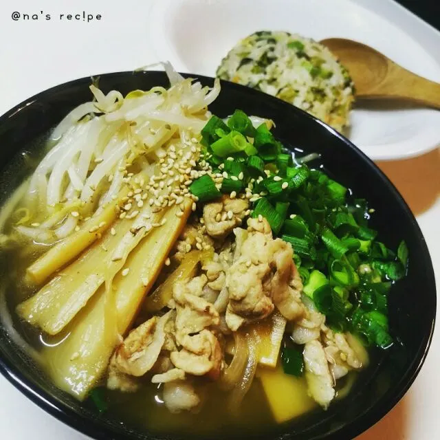 Snapdishの料理写真:塩ラーメンと、鮭と大根の葉の炒飯🍜🍚|Kashimanakitchenさん