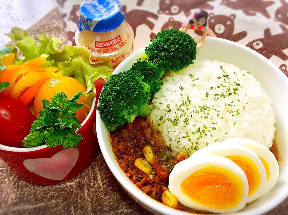 おから入りあわび茸と野菜のキーマカレー&ゆで卵&ブロッコリー&グリーンサラダお弁当♪|桃実さん