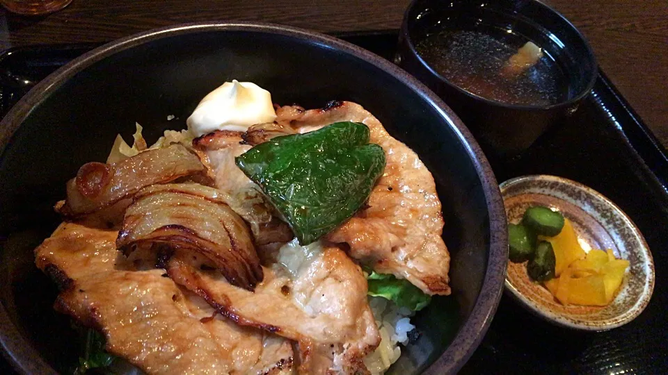 豚生姜焼き丼を頂きました。|momongatomoさん