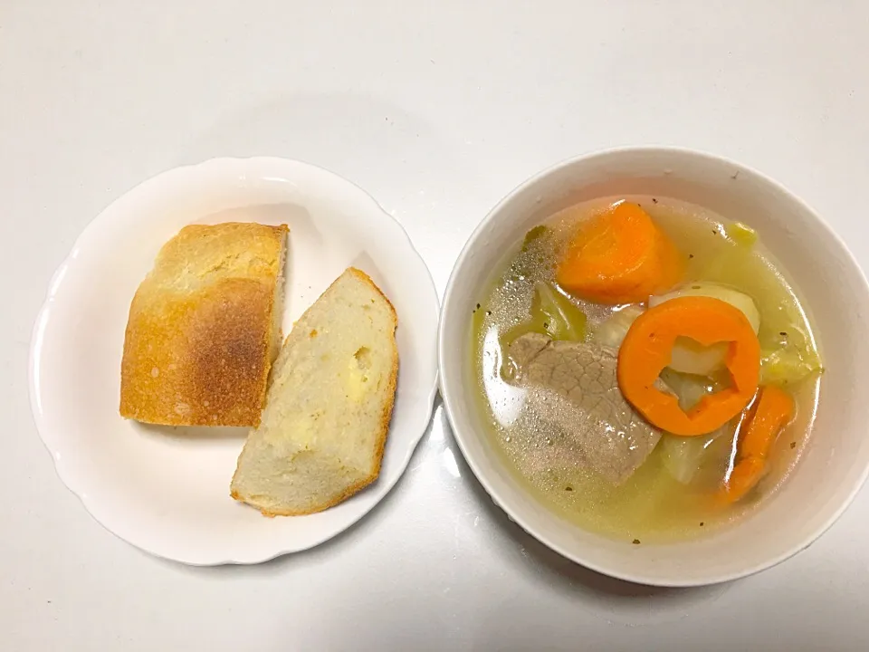 Snapdishの料理写真:ポトフとチーズ入りフランスパン|めぐみさん