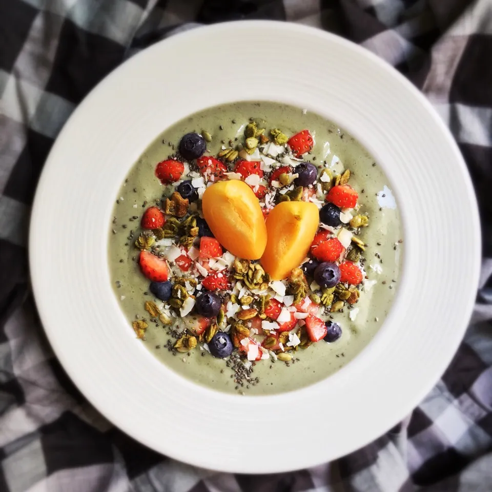 Matcha smoothie bowl with fresh fruits, coconut flakes and chia seeds|coxiella24さん