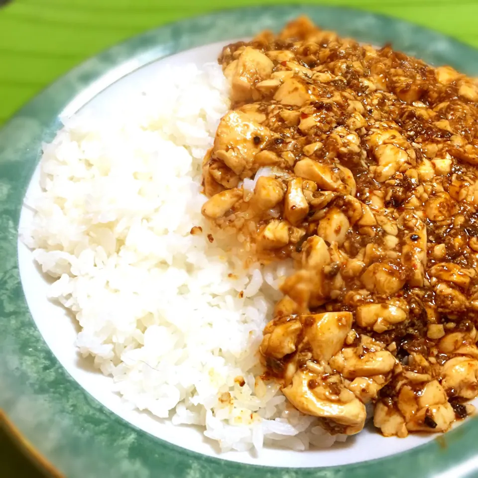 遅〜い昼！
豆腐を入れて混ぜるだけ！
マーボー丼😋|しんやさん