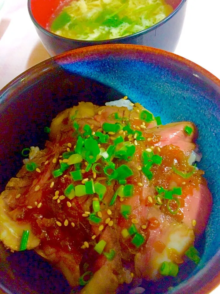 朝イチでやってたホットプレートで作ったローストビーフ😻で丼ぶりにしてみたよ。玉子汁を添えてみた。😄|ナタママさん