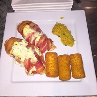 Chicken with garlic sauce wrapped in bacon. Served with veg rice and potato croquettes.|Daniel Allchinさん