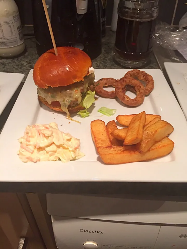 Home-made cheese burger served with coleslaw Indian rings and chunky chips|Daniel Allchinさん