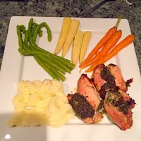 Snapdishの料理写真:Chicken thighs with garlic butter piped mash potato and a selection of steamed veg|Daniel Allchinさん