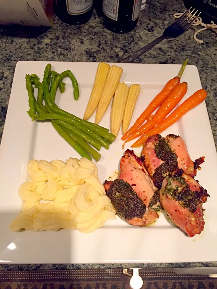 Chicken thighs with garlic butter piped mash potato and a selection of steamed veg|Daniel Allchinさん