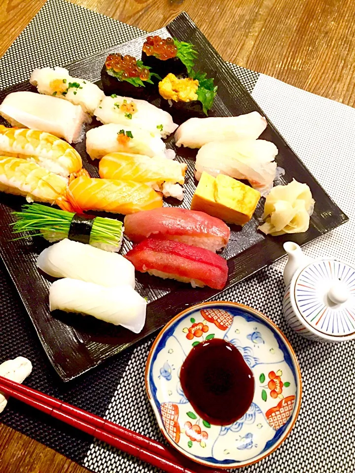 Snapdishの料理写真:旦那のお土産のお寿司で1人ご飯🍣✨|まみりんごさん