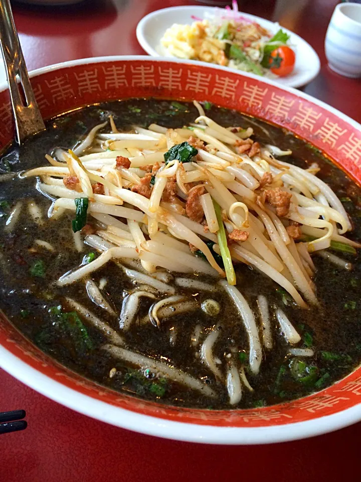 Snapdishの料理写真:華萬の黒ごま肉味噌もやしラーメン|もにもにかさん