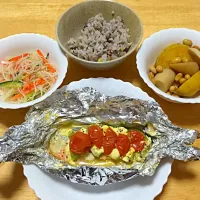 Snapdishの料理写真:お肌に良い晩御飯
サケのホイル焼き
(onアボカドトマトマヨネーズ)
サツマイモのうま煮
春雨サラダ|miyoさん