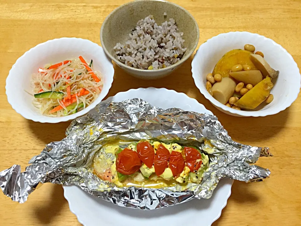 Snapdishの料理写真:お肌に良い晩御飯
サケのホイル焼き
(onアボカドトマトマヨネーズ)
サツマイモのうま煮
春雨サラダ|miyoさん