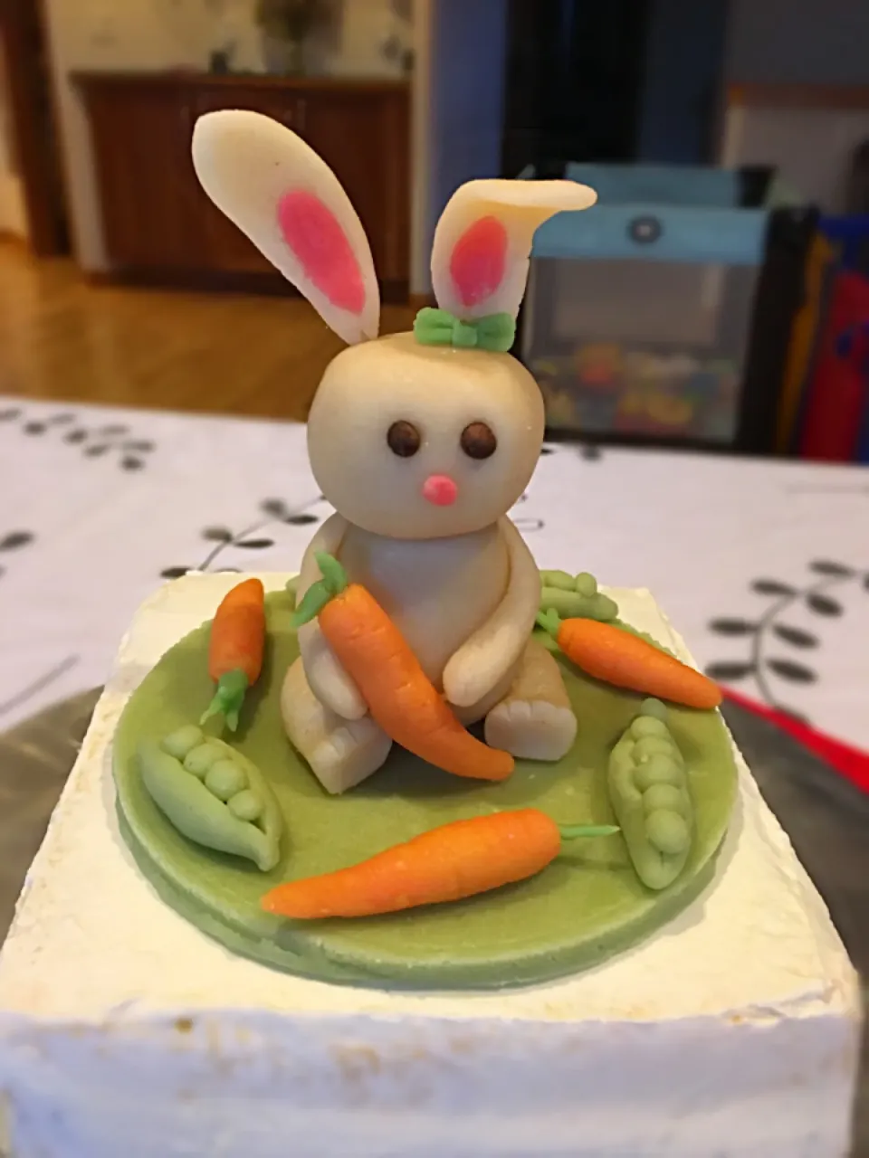 Marzipan bunny on a cake|Bridgetさん