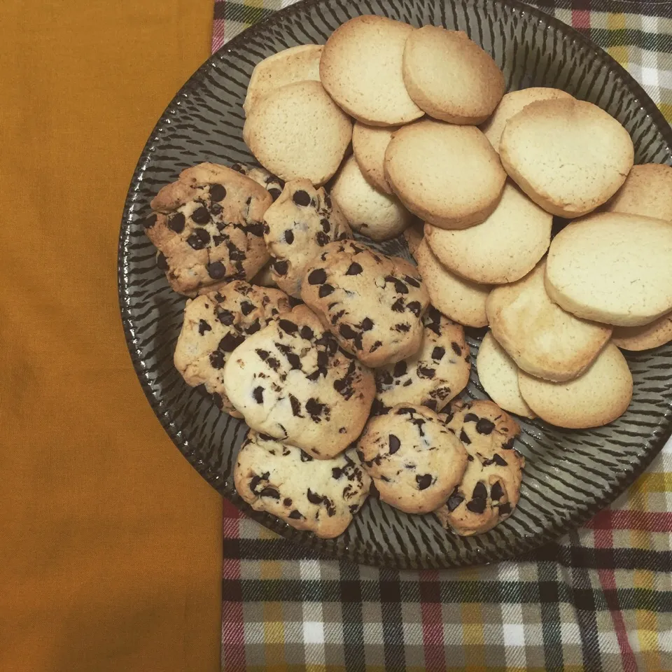 Snapdishの料理写真:プレーンクッキーとチョコチップクッキー🍪|きょこもかさん