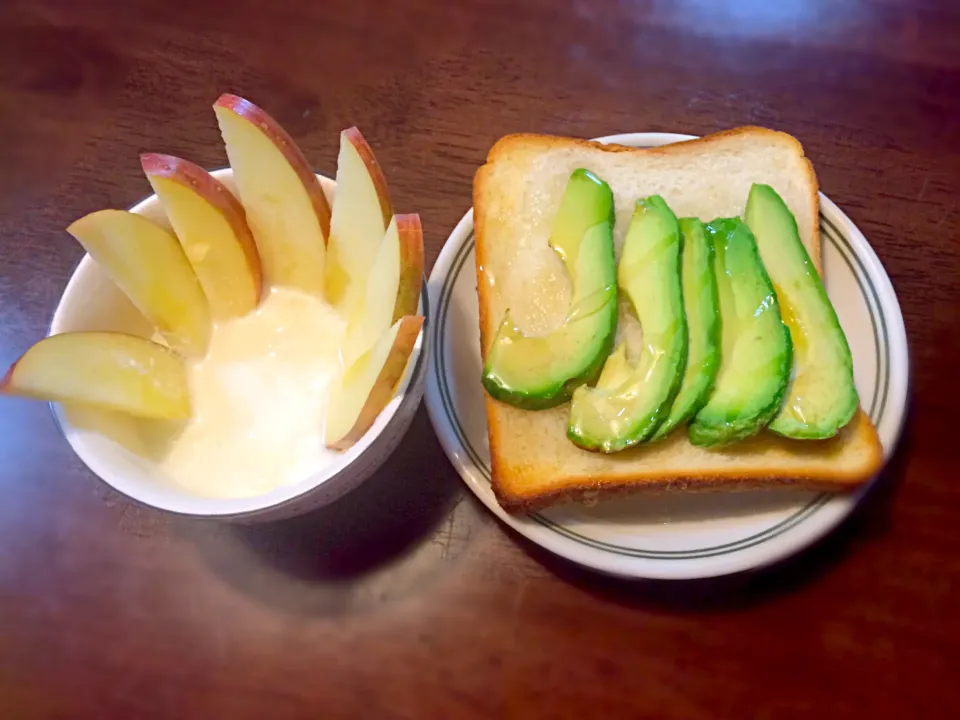 アボカドトーストとりんご生姜ヨーグルト|kiarenさん