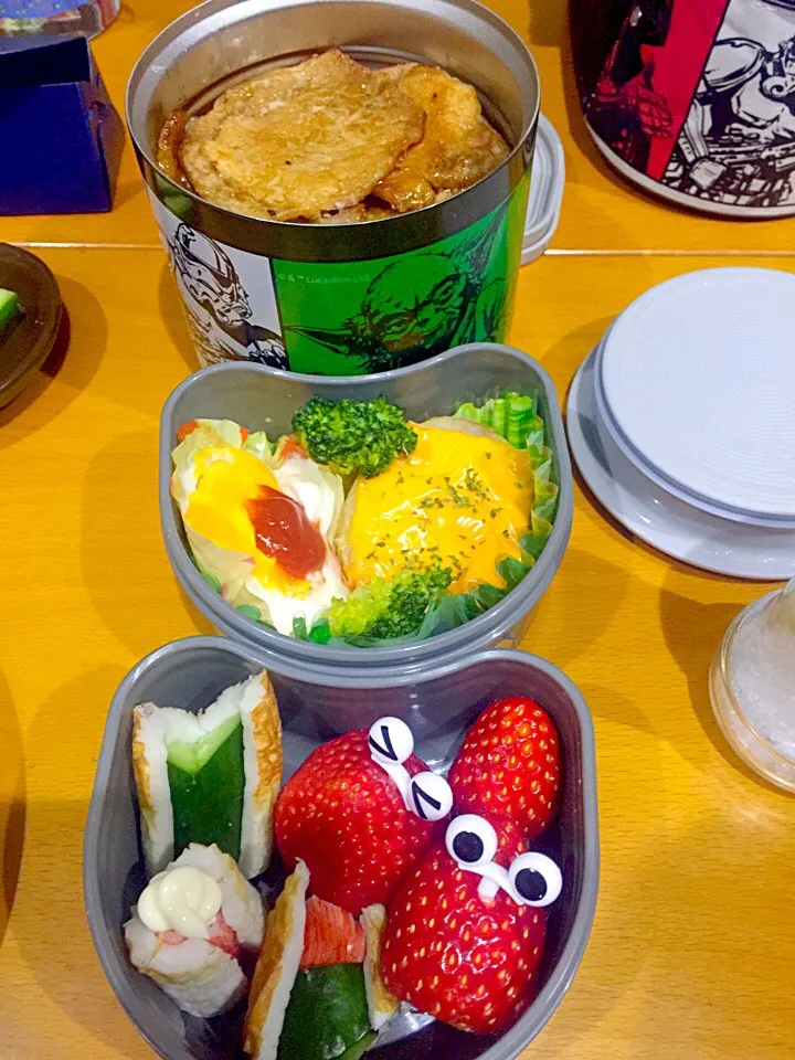 子供お弁当🍱  ポークジンジャー丼  ベイクドチーズポテト🧀  目玉焼き🍳  竹輪キュウリ 竹輪カニカマ  苺🍓|ch＊K*∀o(^^*)♪さん