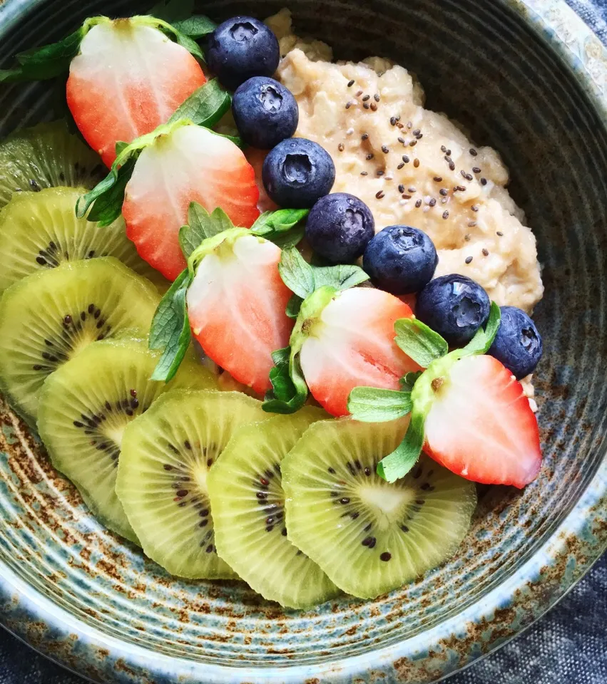 Persimmon 柿 overnight oats with fresh fruits for breakfast|coxiella24さん