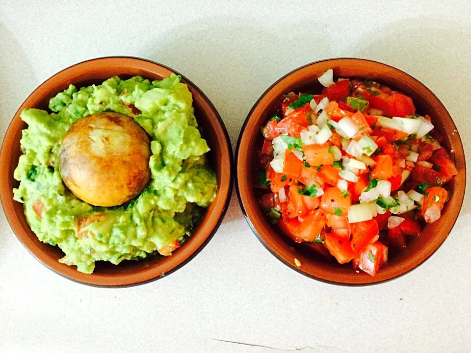 Fresh Guacamole&Pico De Gallo 

#tip adding the pith of the avocado to your gauc will keep it nice and green👌🏻|Milka Papricaさん