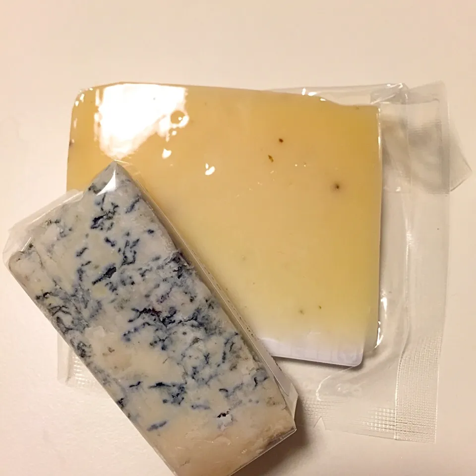 Gorgonzola piccante & semi hard cheese with black truffle bits|Yayoweさん