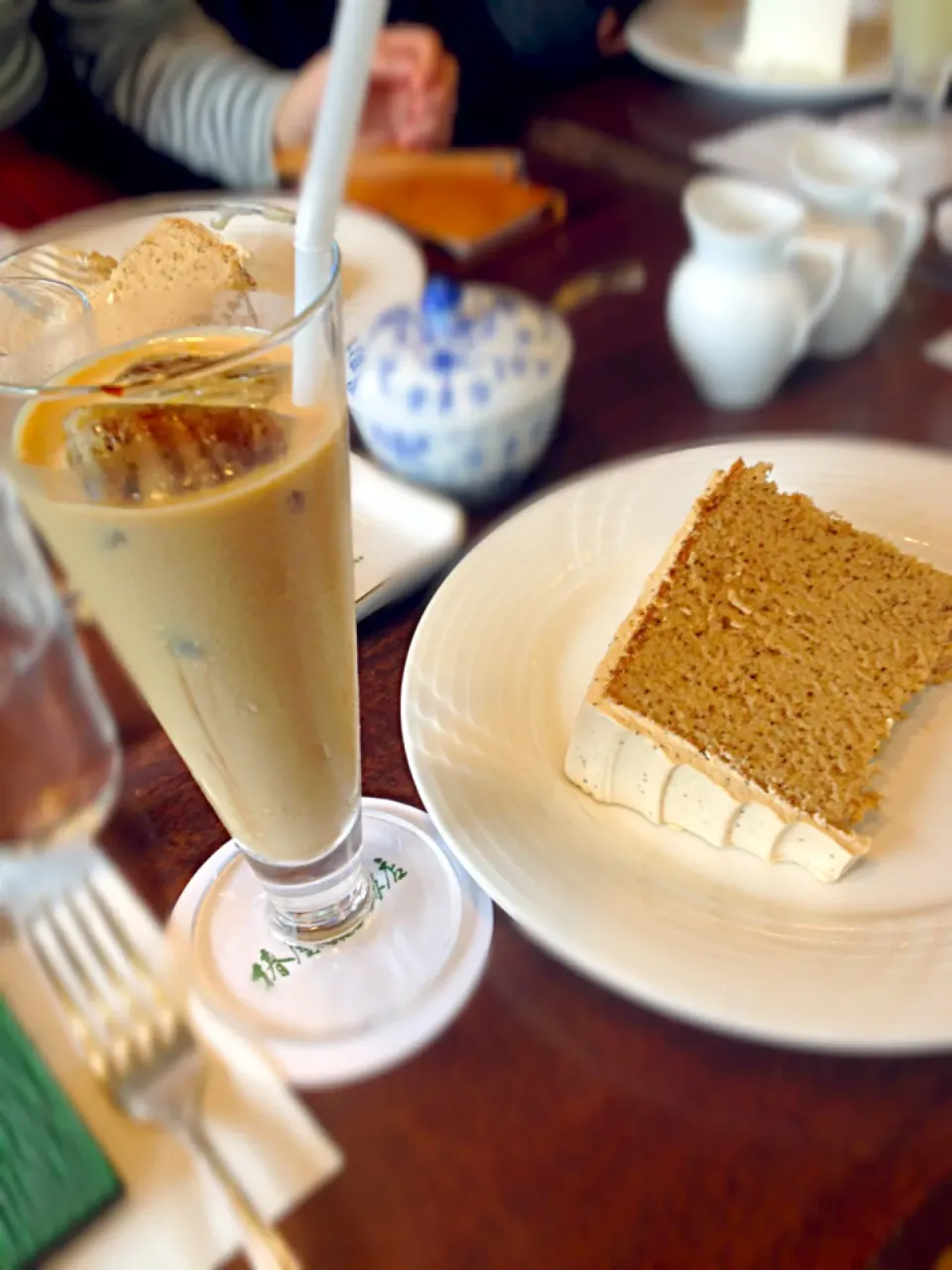 Snapdishの料理写真:紅茶シフォンケーキと特製アイスカフェ・オ・レ☕✨🍰@椿屋珈琲店|K.Sさん