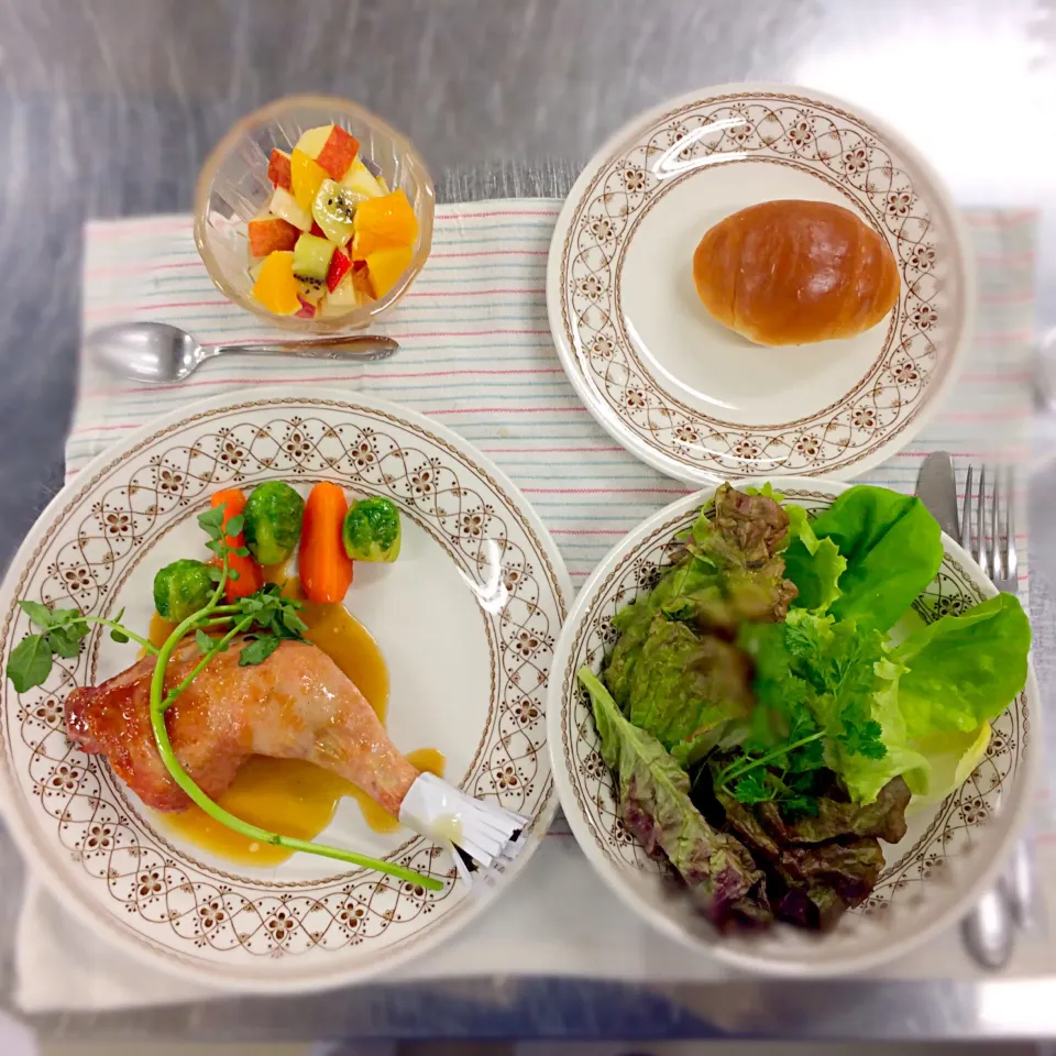 ローストチキンとグリーンサラダとフルーツポンチ|ゆうかさん