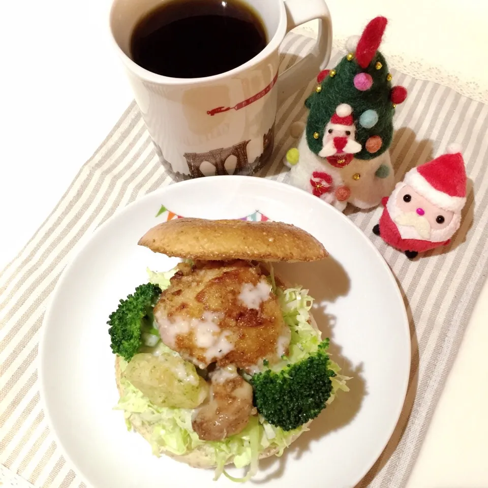 カリカリガーリックチキン&チーズかまぼこ❤︎ベーグルサンド|Makinsさん