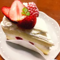 Snapdishの料理写真:イチゴたっぷりショートケーキ🍰|ちさとさん