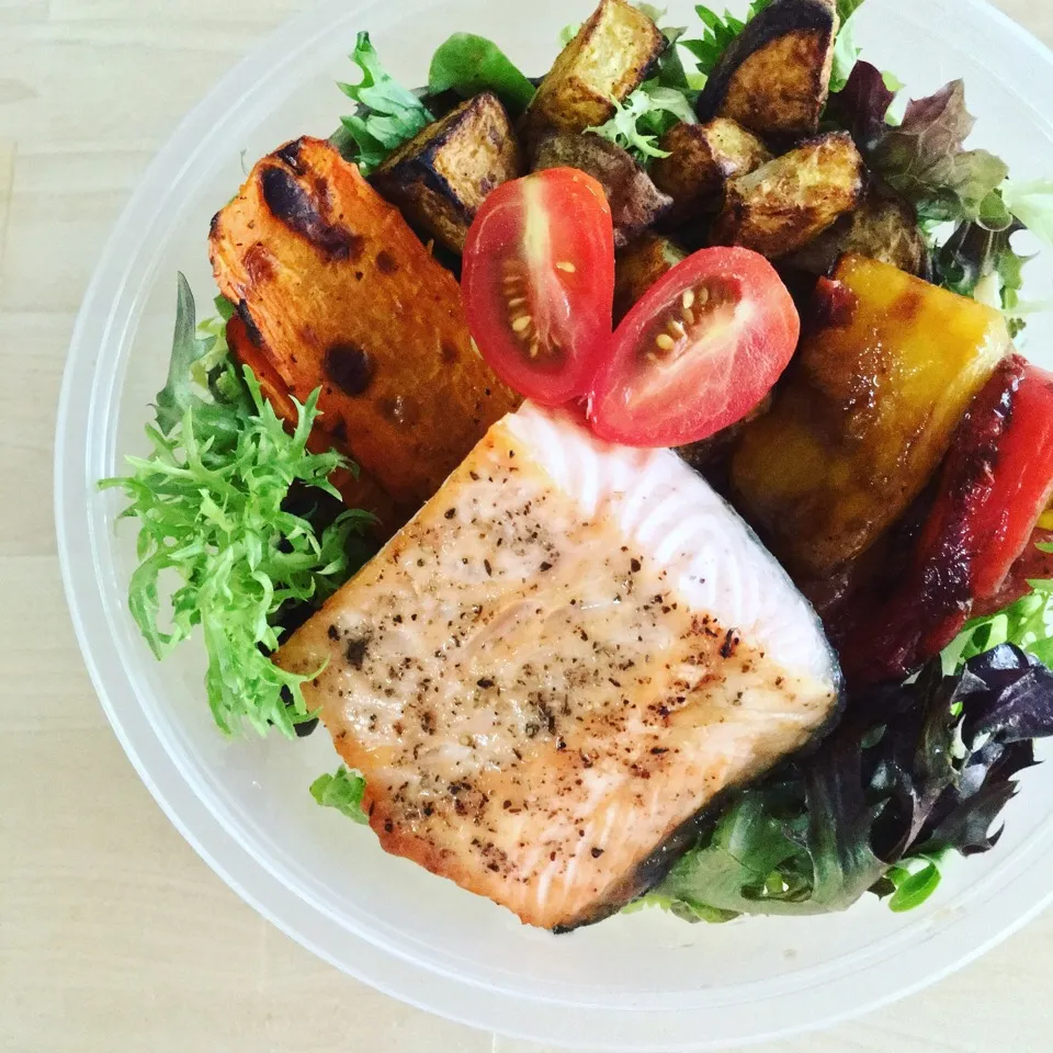 Dinner bento of grilled salmon and vegetables on mesclun leaves|coxiella24さん