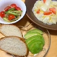 冷蔵庫あるものご飯
白菜＆にんじん&玉ねぎのクリーム煮
モヤシとキュウリとトマトの中華風サラダ
アボカドのハチミツがけ|miyoさん