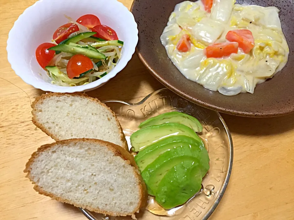 Snapdishの料理写真:冷蔵庫あるものご飯
白菜＆にんじん&玉ねぎのクリーム煮
モヤシとキュウリとトマトの中華風サラダ
アボカドのハチミツがけ|miyoさん