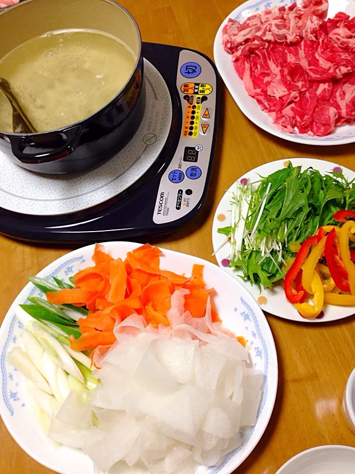 Snapdishの料理写真:我が家の定番  野菜どっさりのしゃぶしゃぶ 🍲ゴマだれとゆず醤油で|Yu Yu mamaさん